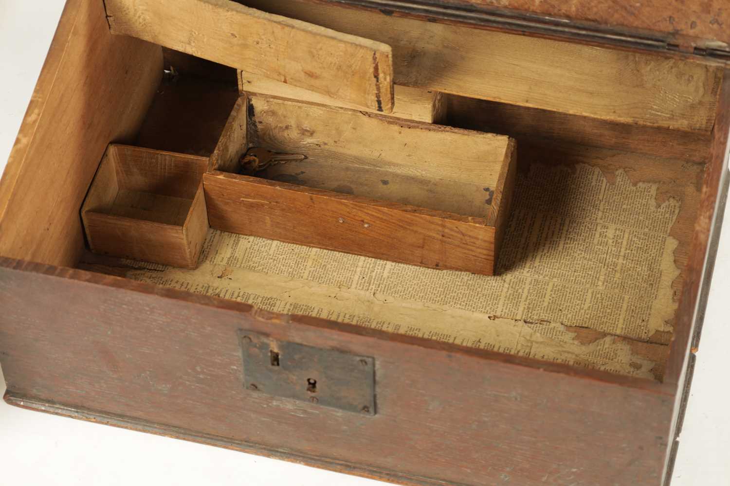 AN 17TH CENTURY SLOPE TOP OAK BIBLE BOX - Image 4 of 7