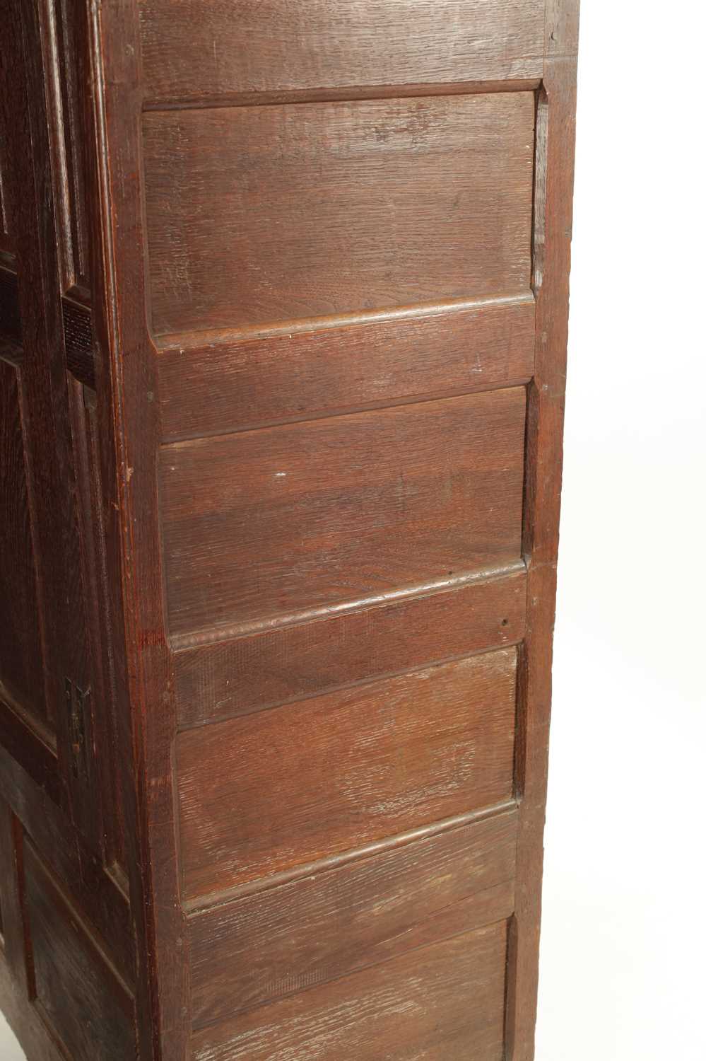A SMALL EARLY 18TH CENTURY OAK PANELLED CUPBOARD - Image 9 of 15