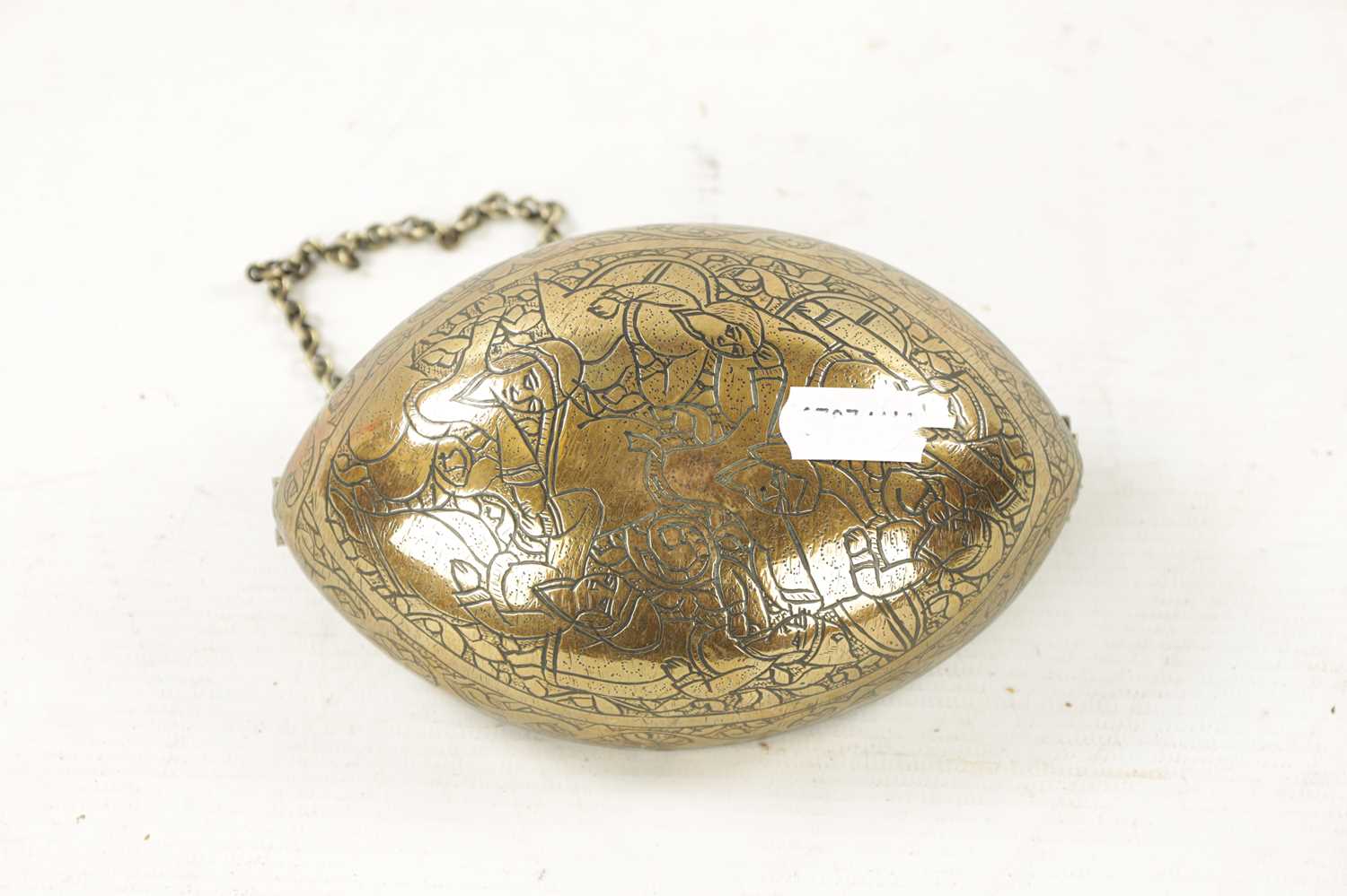 AN ANTIQUE PERSIAN ENGRAVED BRASS HANGING OIL LAMP - Image 4 of 4