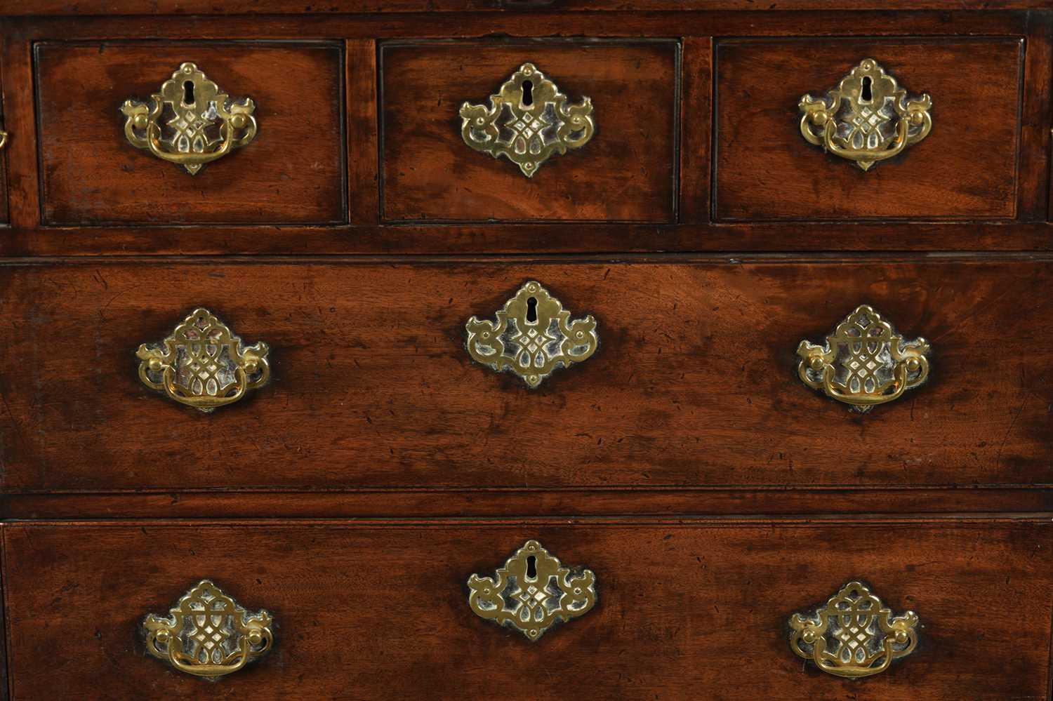 AN EARLY 18TH CENTURY WALNUT BACHELORS CHEST - Image 3 of 8