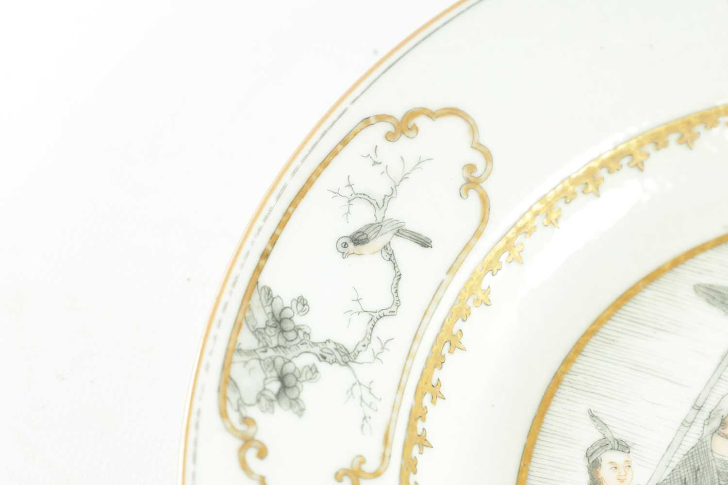 AN 18TH CENTURY QIANLONG CHINESE EXPORT PORCELAIN GRISAILLE DECORATED PLATE - Image 4 of 14