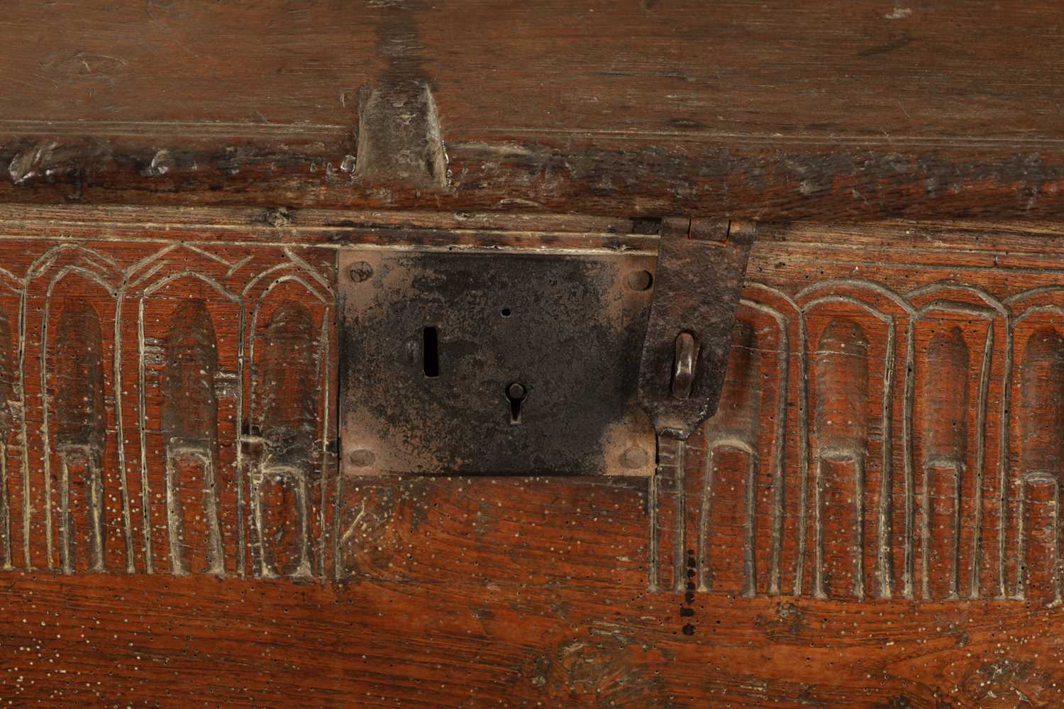 A RARE LATE 16TH CENTURY WELSH OAK BOARDED CHEST - Image 3 of 6