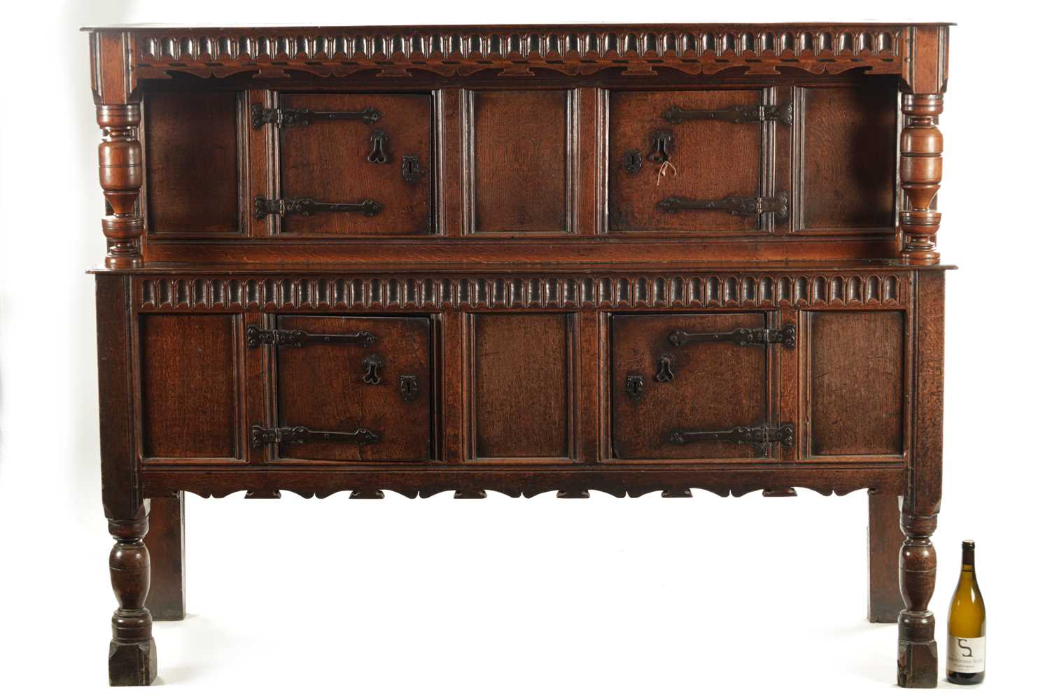 A RARE 17TH CENTURY JOINED OAK CARVED COURT CUPBOARD/BUFFET - Image 4 of 6