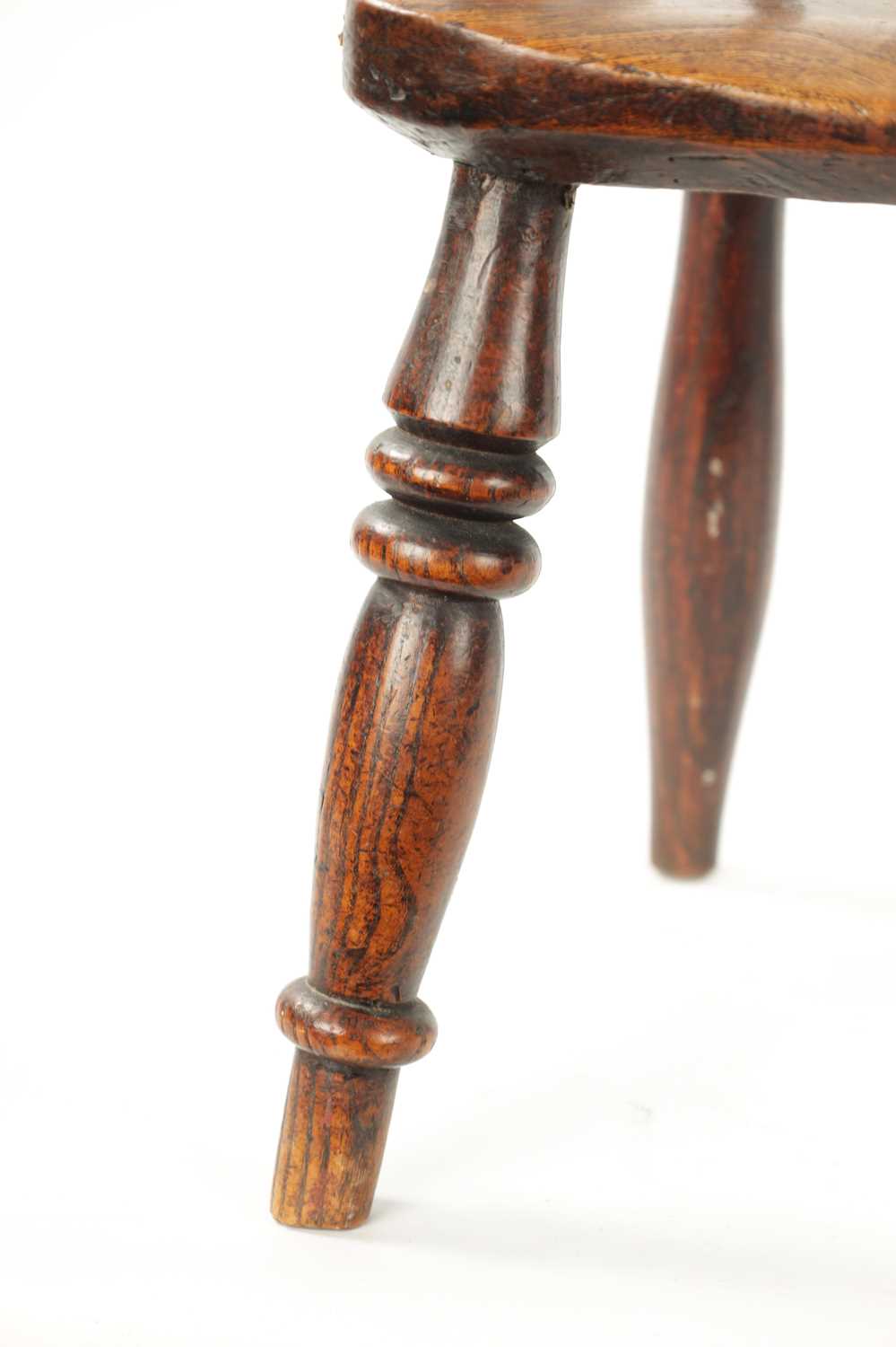 AN 18TH CENTURY ASH AND ELM CHILDS WINDSOR CHAIR - Image 6 of 9