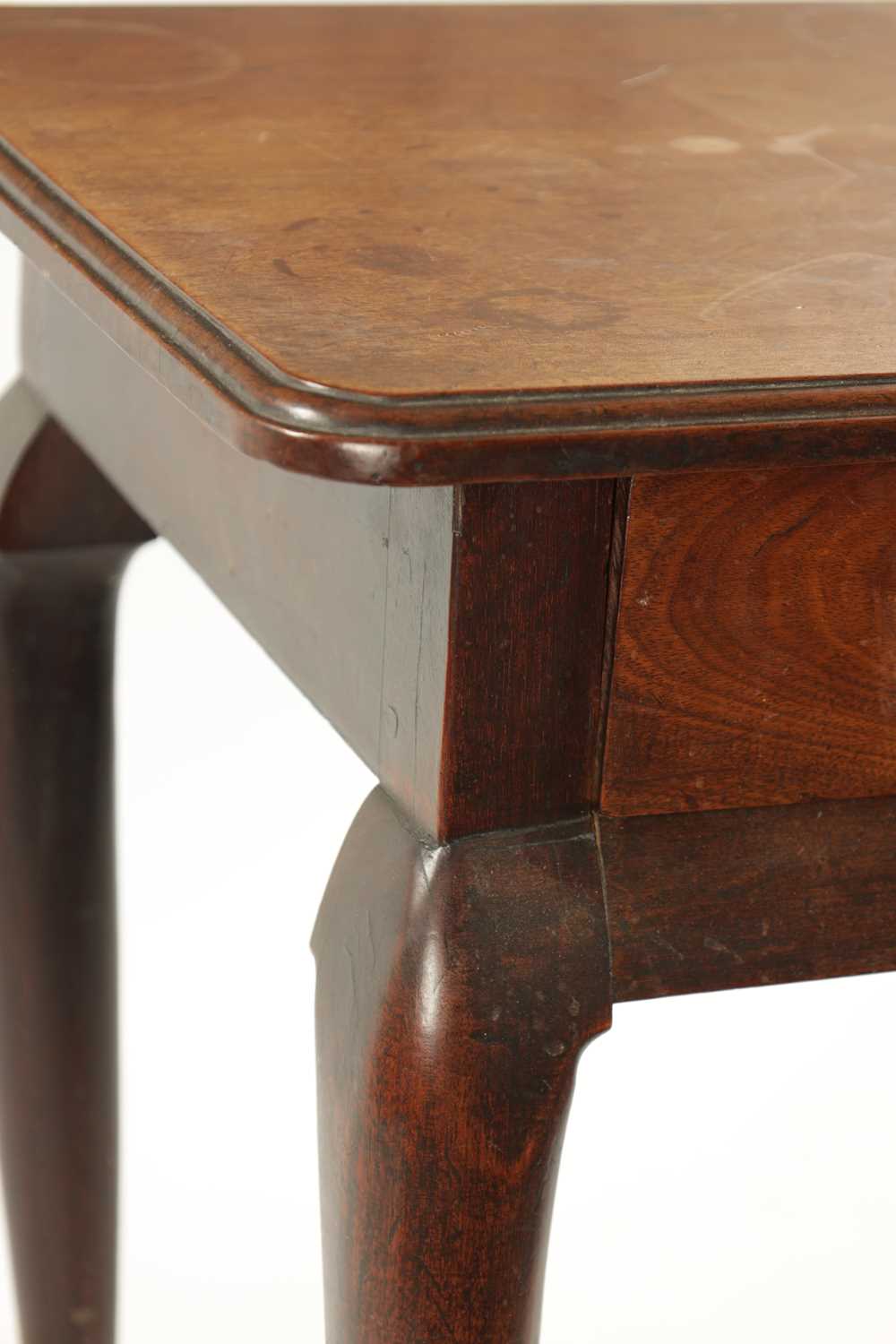 A GEORGE II FIGURED MAHOGANY SIDE TABLE - Image 6 of 8