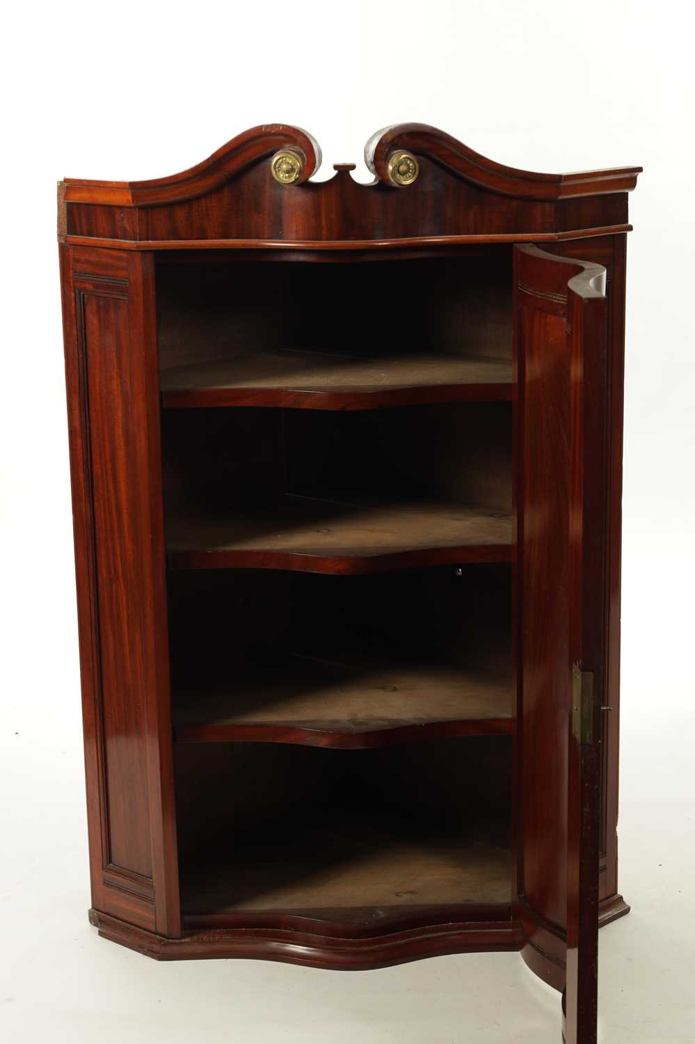 A 19TH CENTURY MAHOGANY SERPENTINE FRONTED HANGING CORNER CUPBOARD IN THE MANNER OF DUNCAN PHYFE - Image 4 of 4