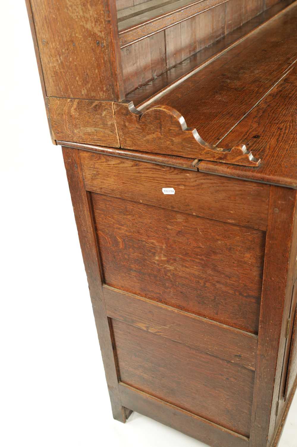 A LATE 18TH CENTURY WELSH OAK DRESSER AND RACK - Image 9 of 10