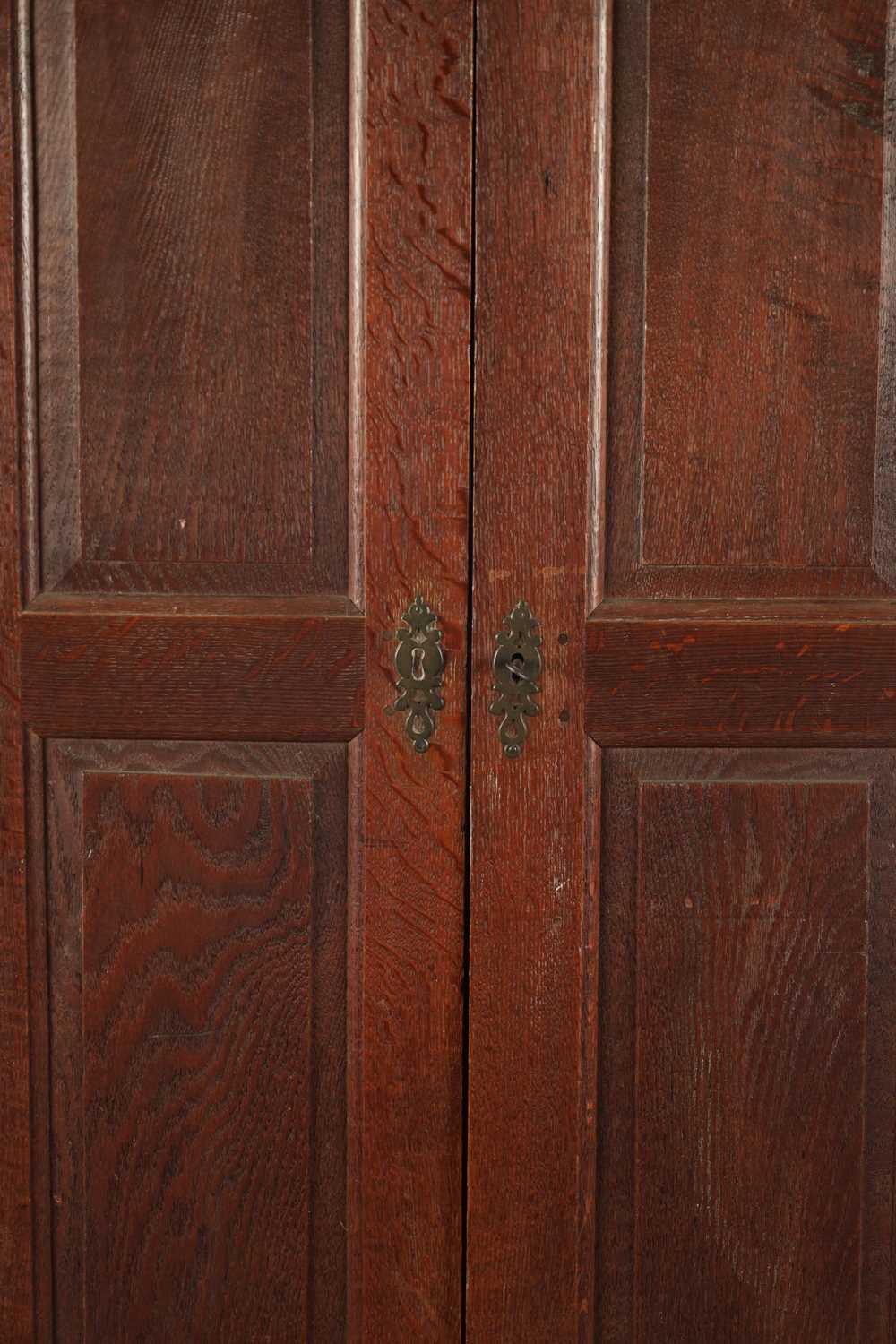 A SMALL EARLY 18TH CENTURY OAK PANELLED CUPBOARD - Image 4 of 15