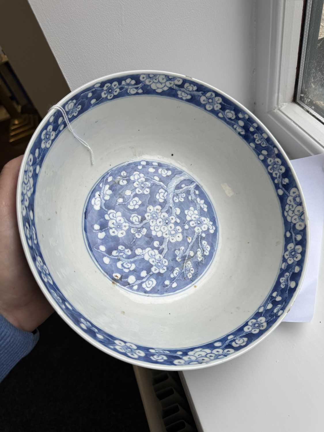 A LARGE 19TH CENTURY CHINESE BLUE AND WHITE PORCELAIN PRUNUS BOWL - Image 13 of 14