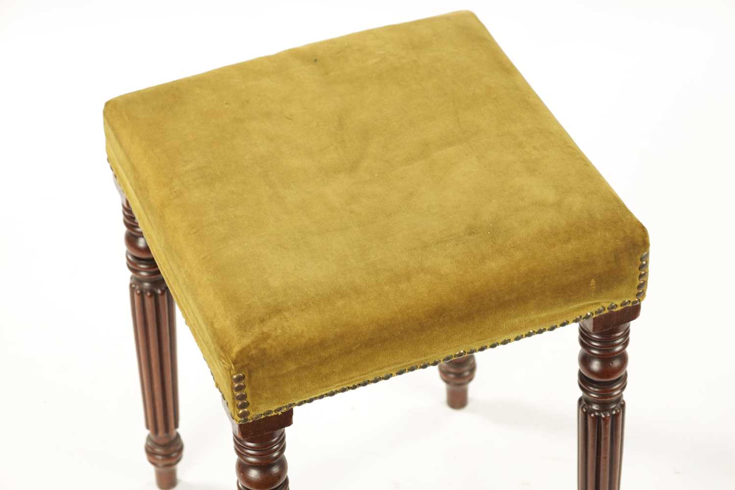 A WILLIAM IV MAHOGANY UPHOLSTERED STOOL IN THE MANNER OF GILLOWS - Image 3 of 5