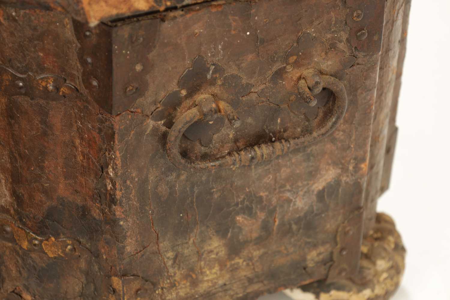 A 17TH CENTURY ITALIAN LEATHER BOUND CASKET - Image 6 of 21