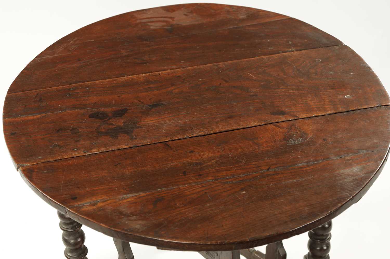 A 17TH CENTURY SMALL OAK GATE LEG TABLE WITH SILHOUETTE LEG - Image 5 of 24