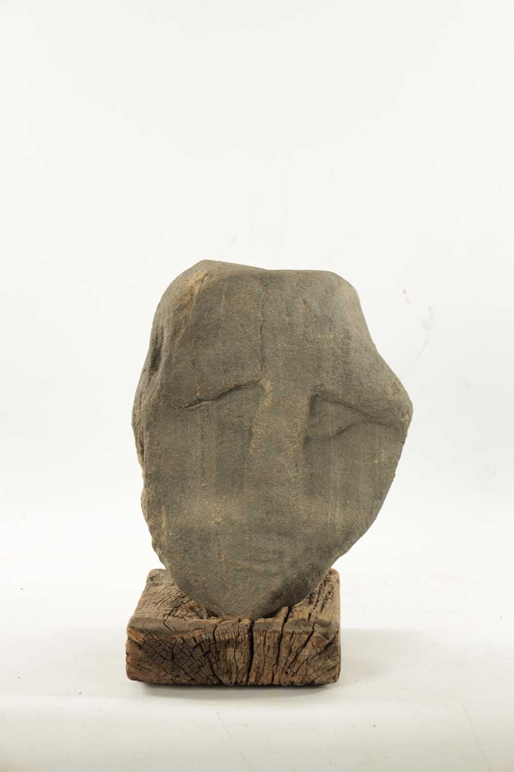 AN EARLY CARVED STONE HEAD / SCULPTURE - Image 2 of 15