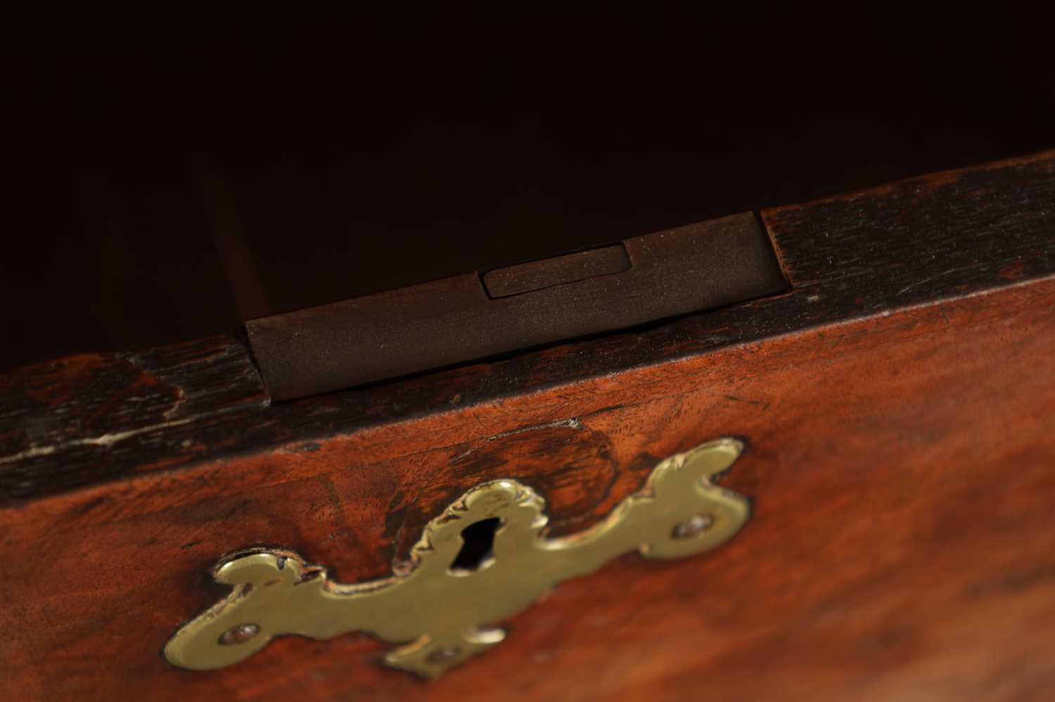 AN 18TH CENTURY FIGURED WALNUT CHEST ON STAND - Image 5 of 9