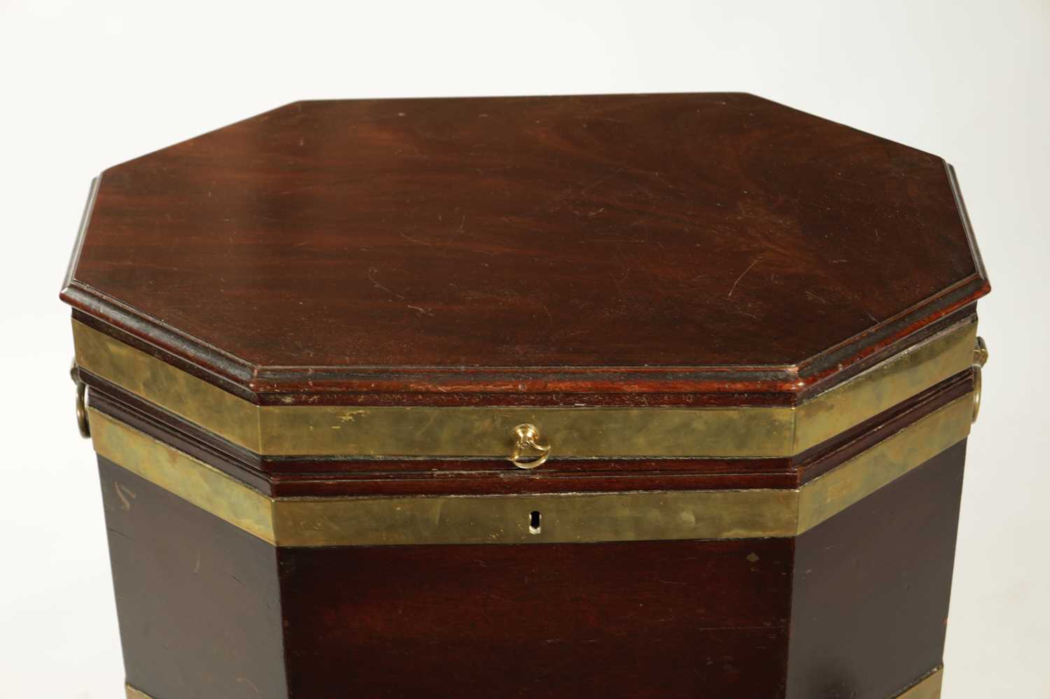 A RARE GEORGE III MAHOGANY OCTAGONAL TOP BRASS BOUND WINE COOLER - Image 3 of 6