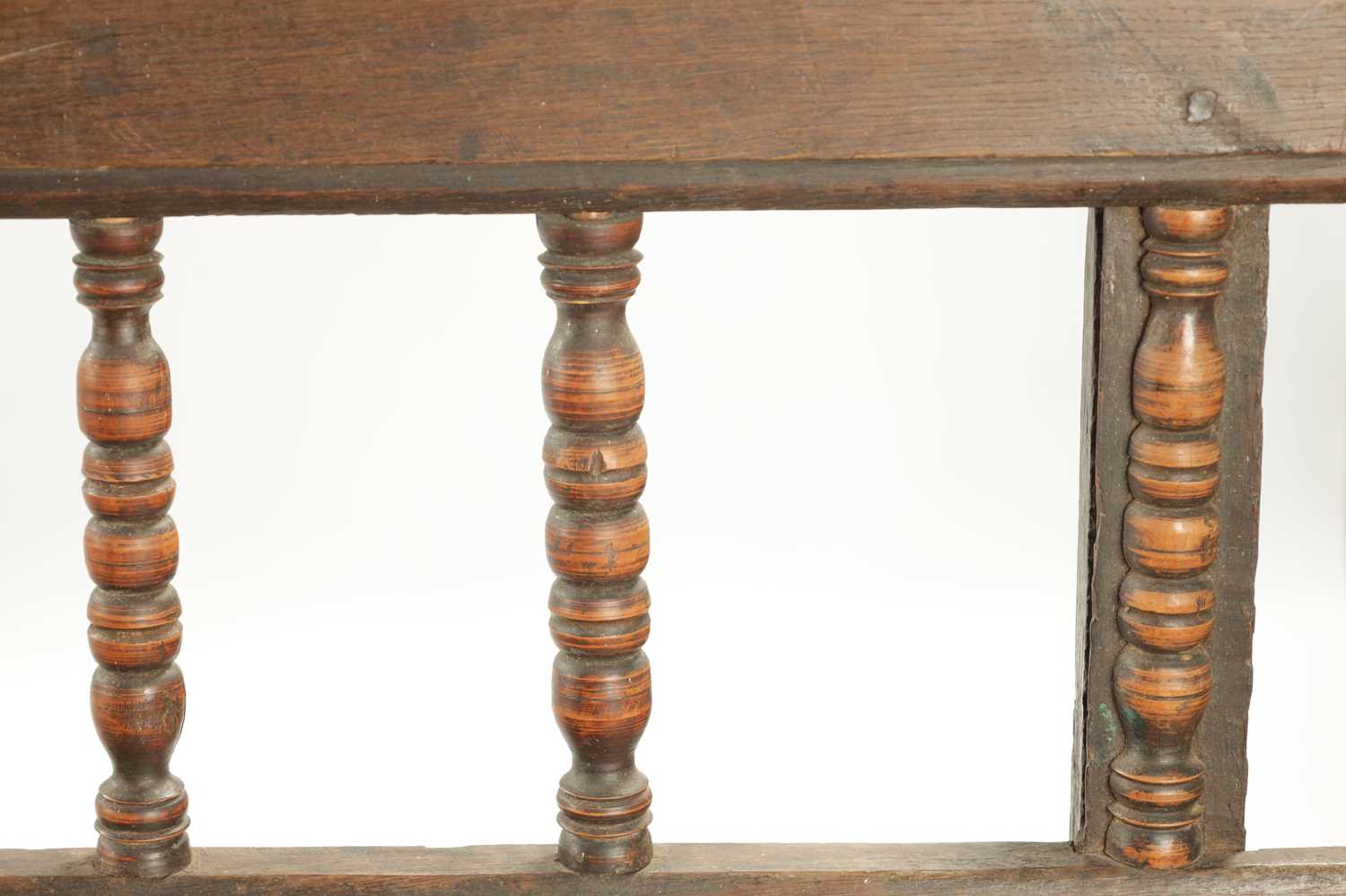 AN EARLY 18TH CENTURY OAK SPINDLE BACK BENCH - Image 7 of 9