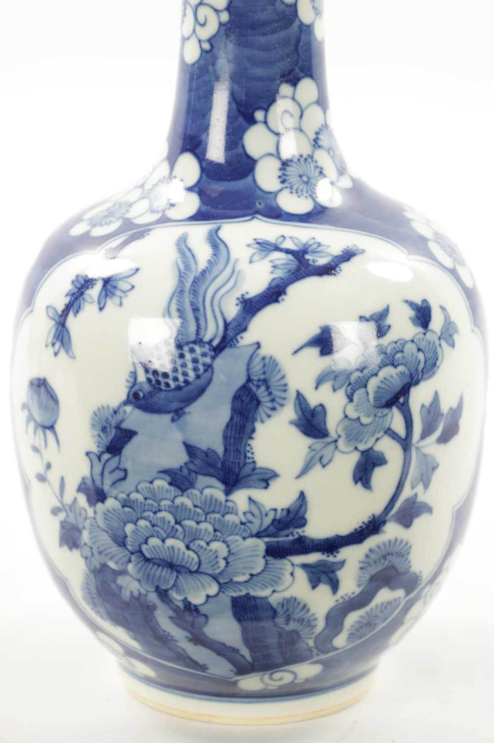 A 19TH CENTURY CHINESE BLUE AND WHITE BOTTLE NECK VASE - Image 3 of 7