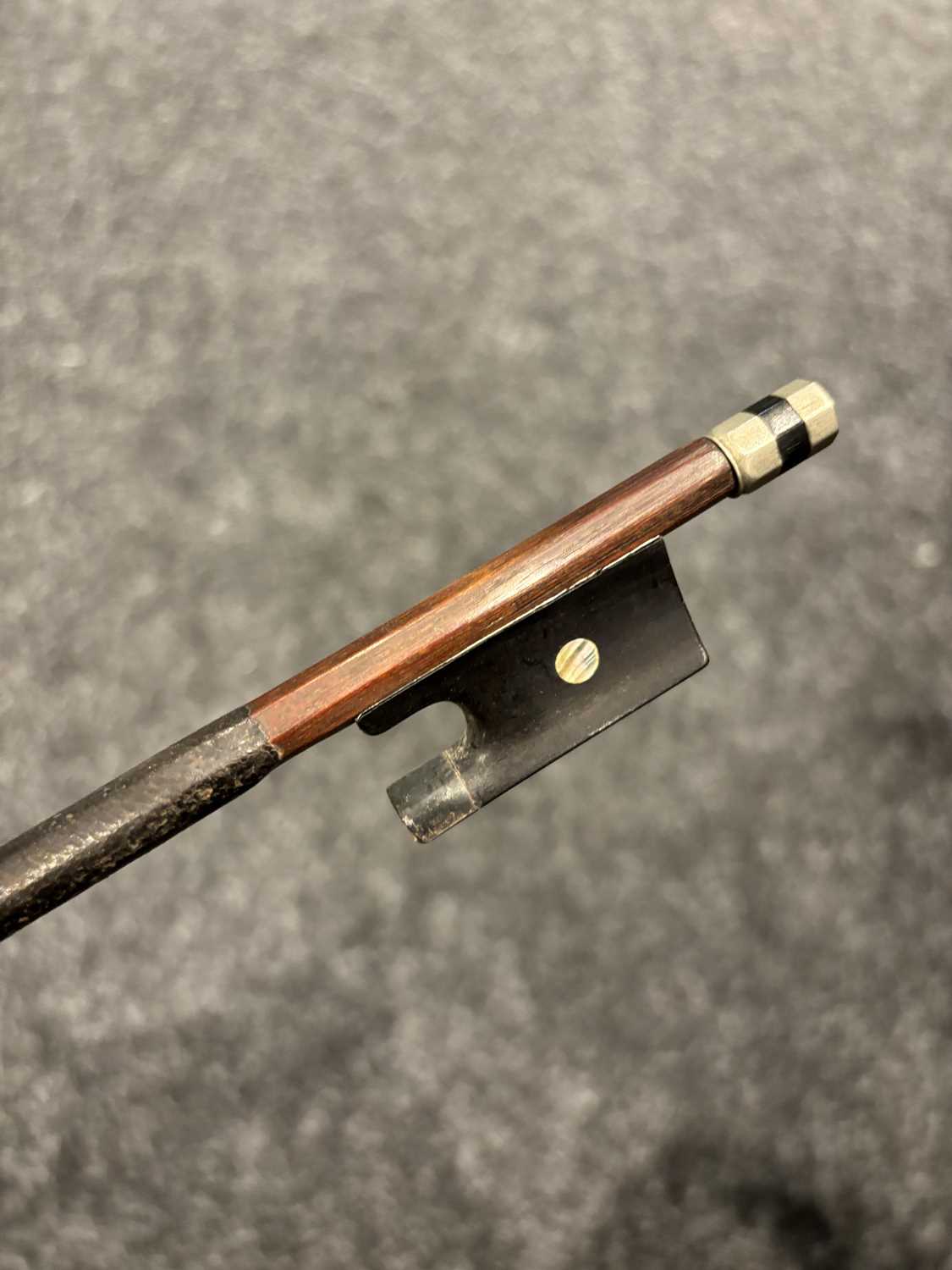 A COLLECTION OF SEVEN ANTIQUE VIOLIN BOWS - Image 22 of 23