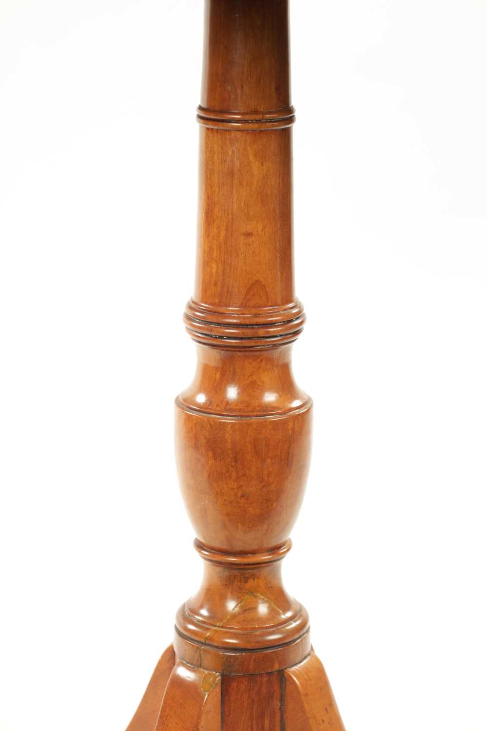 A REGENCY SATINWOOD AND AMBOYNA PANELLED OCCASIONAL TABLE - Image 3 of 7