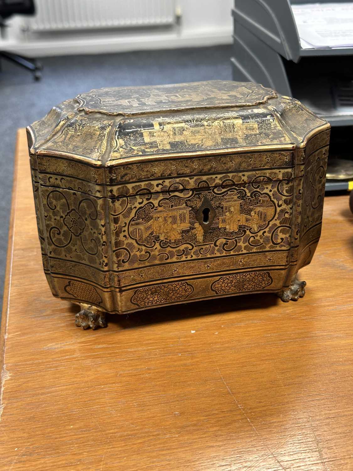 A GOOD 19TH CENTURY CHINESE EXPORT LACQUER WORK TEA CADDY - Image 12 of 13