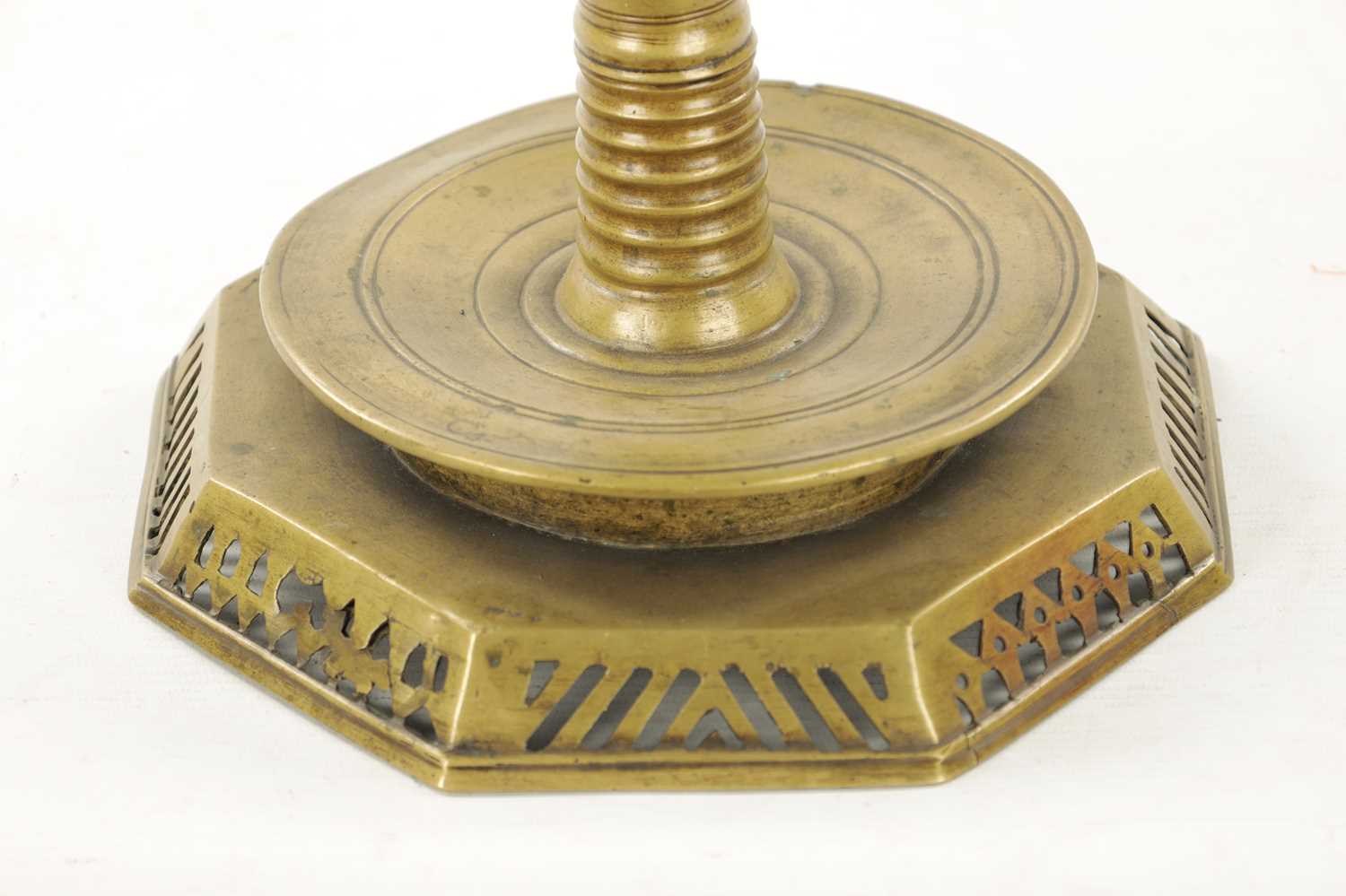 AN UNUSUAL 18TH CENTURY BRASS CANDLESTICK - Image 3 of 5