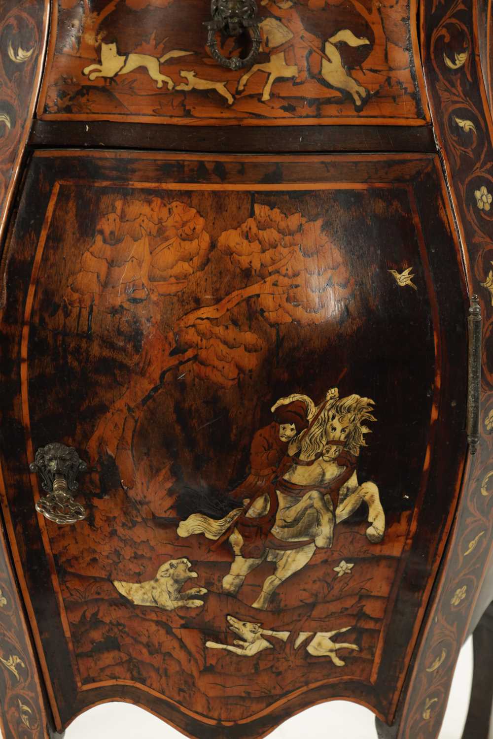 AN EARLY 18TH CENTURY ITALIAN MARQUETRY AND BONE INLAID COMMODE OF SMALL SIZE - Image 4 of 9