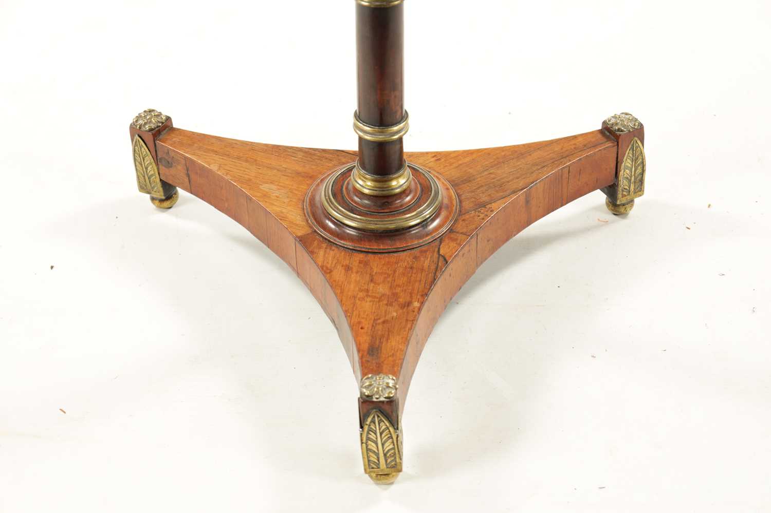 A REGENCY ROSEWOOD BRASS MOUNTED CIRCULAR TOP INLAID OCCASIONAL TABLE - Image 3 of 7