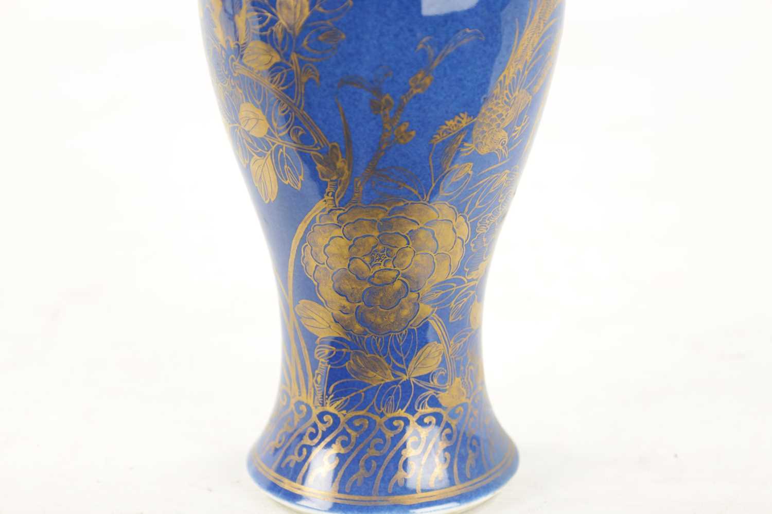 AN 18TH CENTURY CHINESE POWDER BLUE VASE - Image 4 of 11