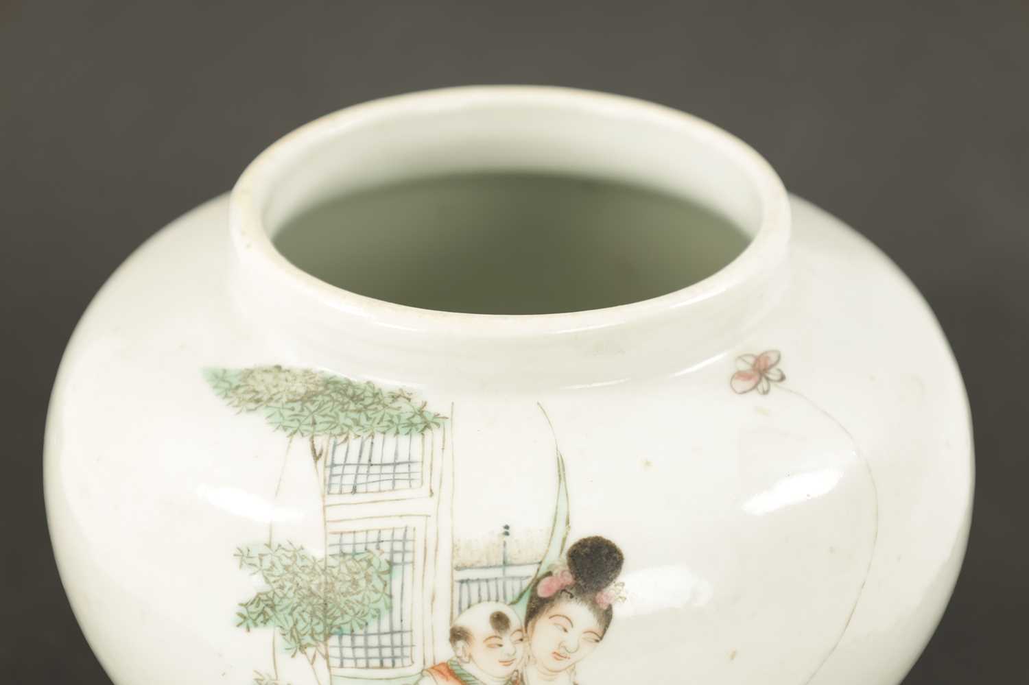 A 19TH CENTURY CHINESE SQUAT BULBOUS VASE - Image 4 of 5