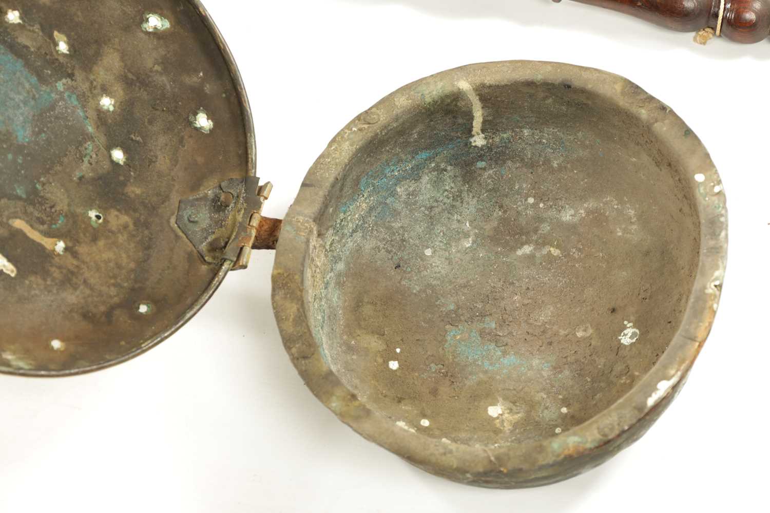 A 17TH CENTURY BRASS WARMING PAN AND AN 18TH CENTURY BRASS PIERCED WARMING PAN - Image 7 of 9