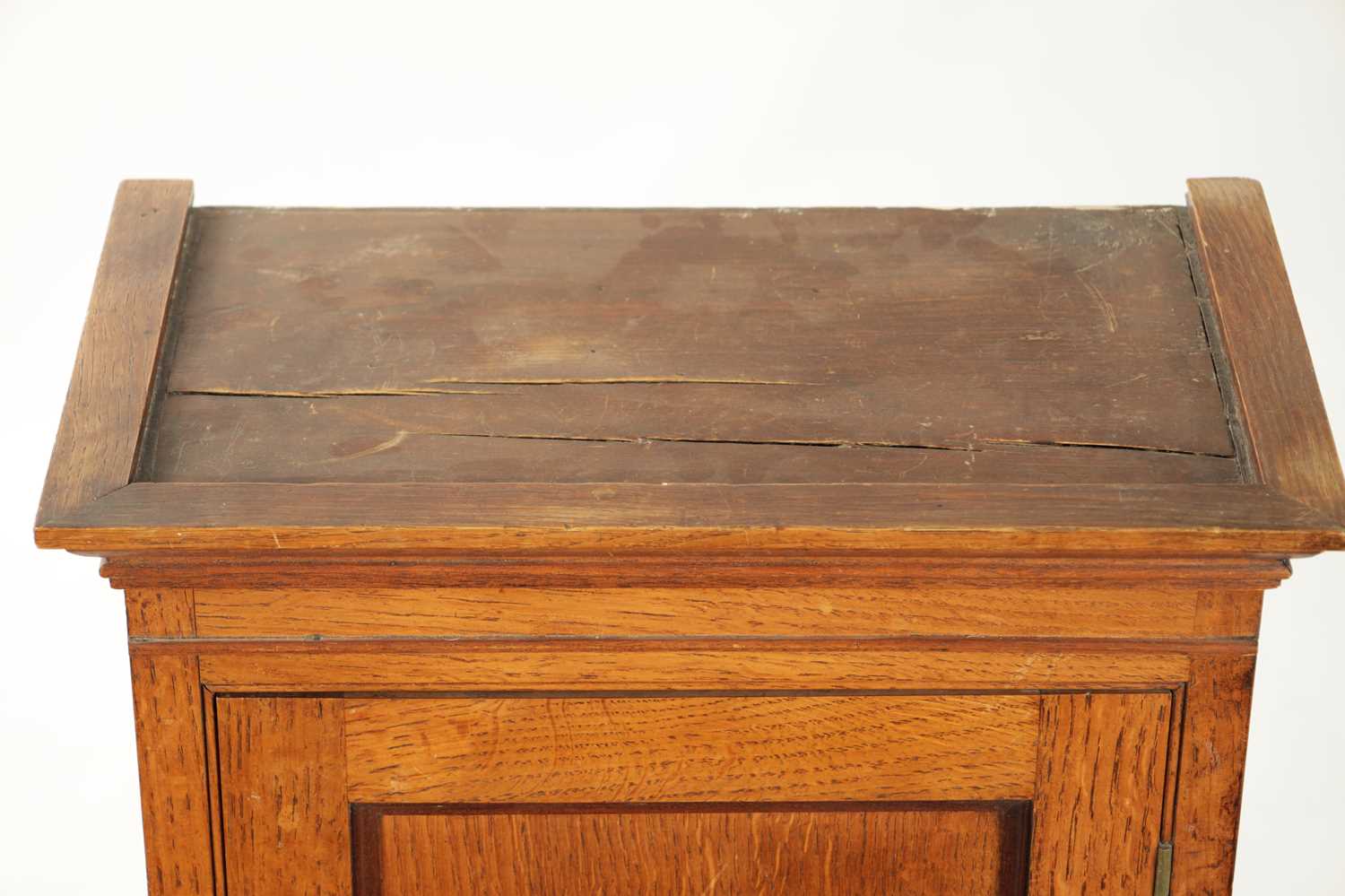 AN EARLY 19TH CENTURY OAK TABLE CABINET - Image 4 of 14