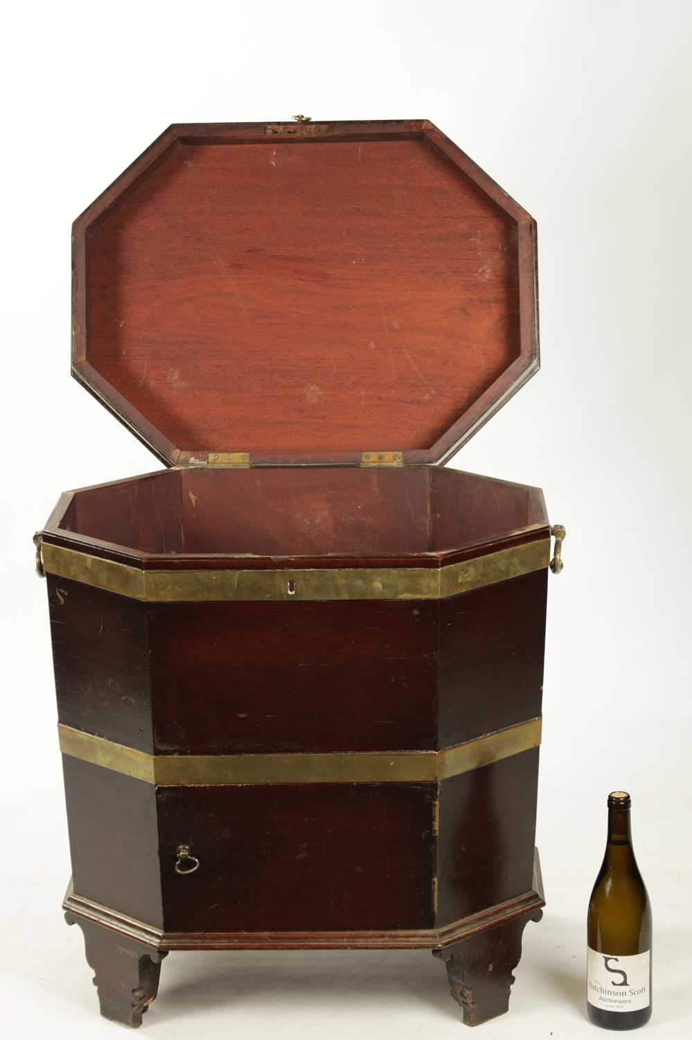 A RARE GEORGE III MAHOGANY OCTAGONAL TOP BRASS BOUND WINE COOLER - Image 5 of 6