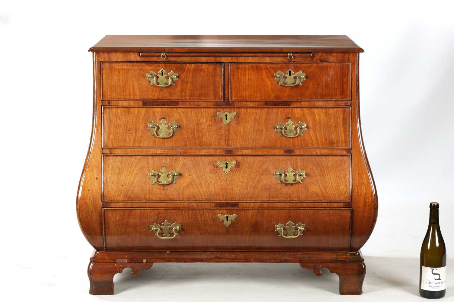 AN 18TH CENTURY FIGURED MAHOGANY BOMBE SHAPED CHEST OF DRAWERS - Image 2 of 8