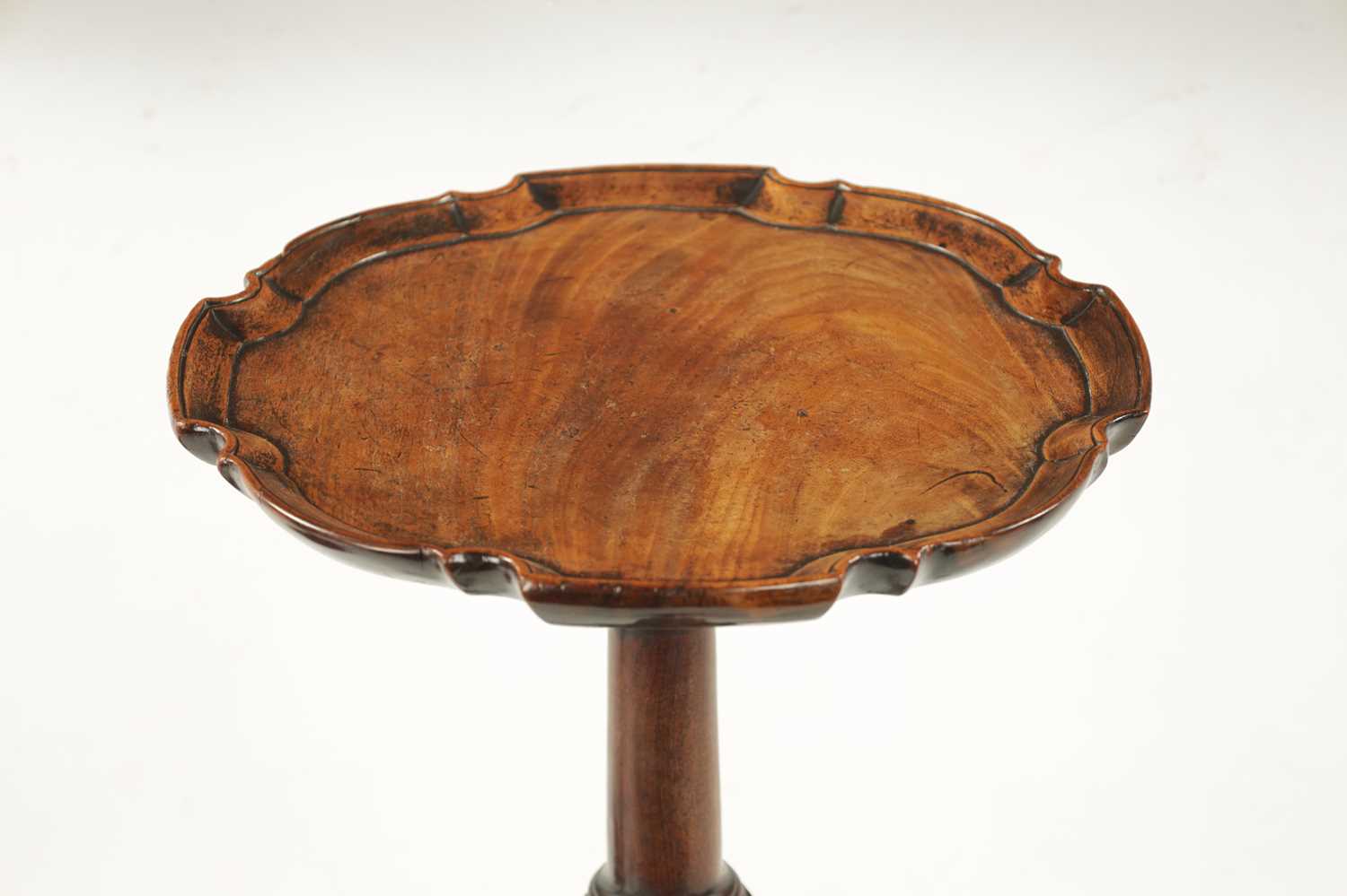 A GEORGE III FIGURED MAHOGANY CANDLE STAND - Image 3 of 7