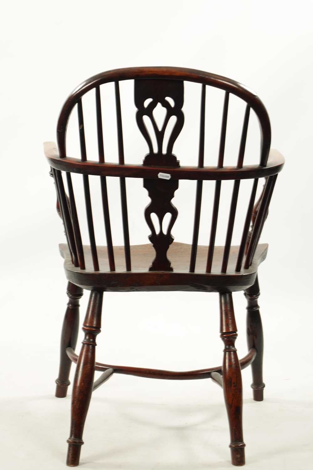 AN EARLY 19TH CENTURY YEW WOOD LOW BACK WINDSOR CHAIR - Image 6 of 6