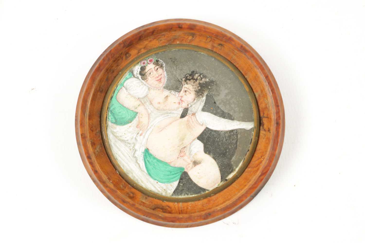A 19TH CENTURY FRENCH BURRWOOD EROTIC SNUFF BOX - Image 3 of 6
