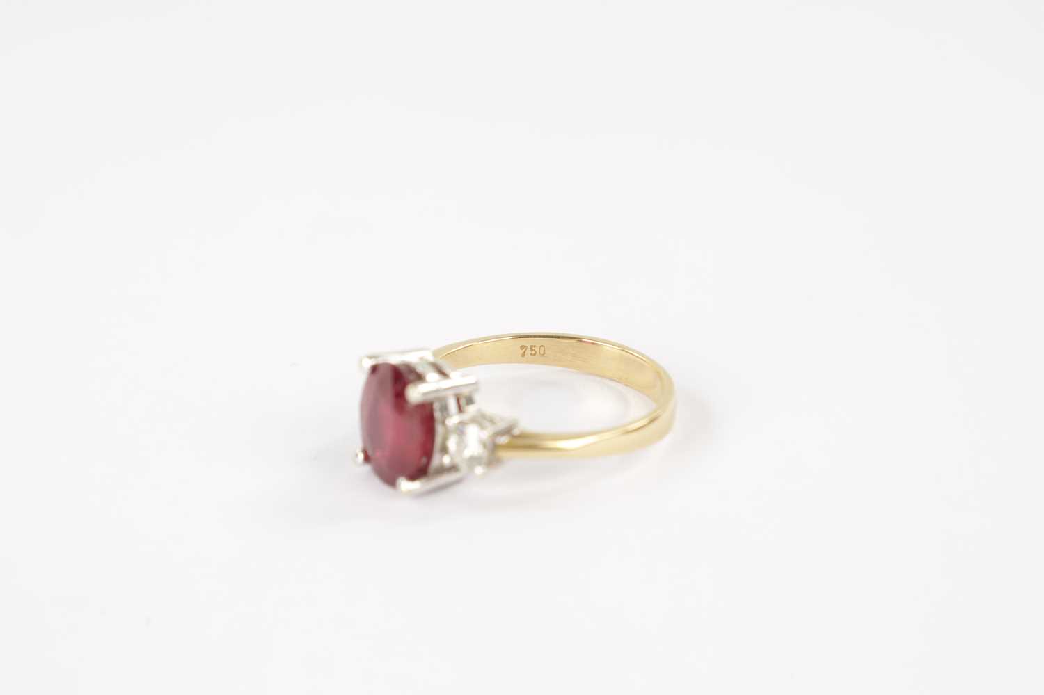 AN 18CT GOLD RUBY AND DIAMOND RING - Image 5 of 12