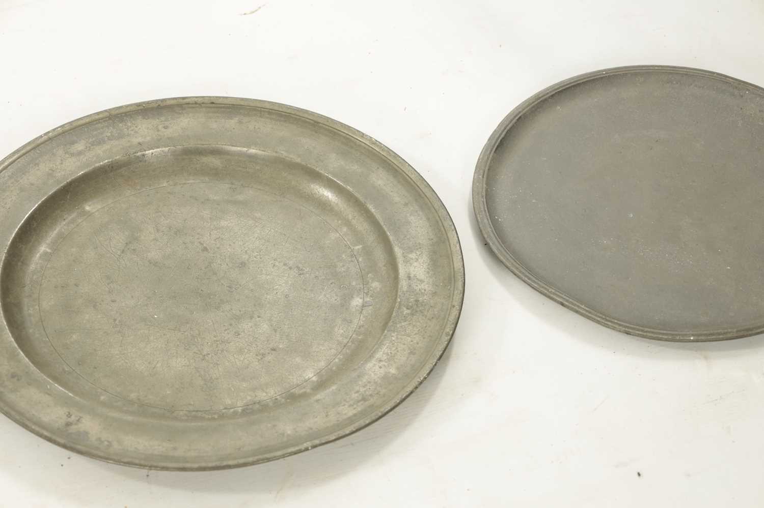 A SET OF FOUR 18TH CENTURY PEWTER PLATES AND A LIPPED TANKARD - Image 7 of 18