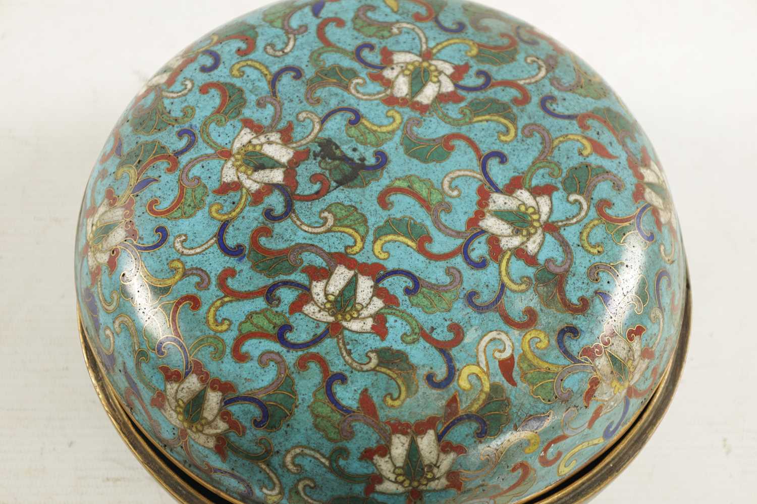 AN EARLY 19TH CENTURY CHINESE CLOISONNE LIDDED BOWL - Image 3 of 10