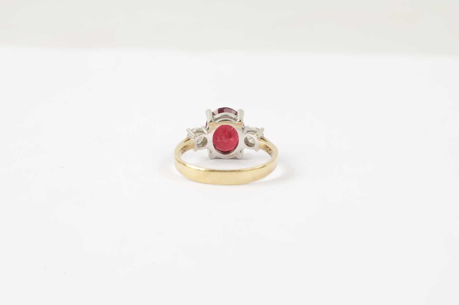 AN 18CT GOLD RUBY AND DIAMOND RING - Image 4 of 12