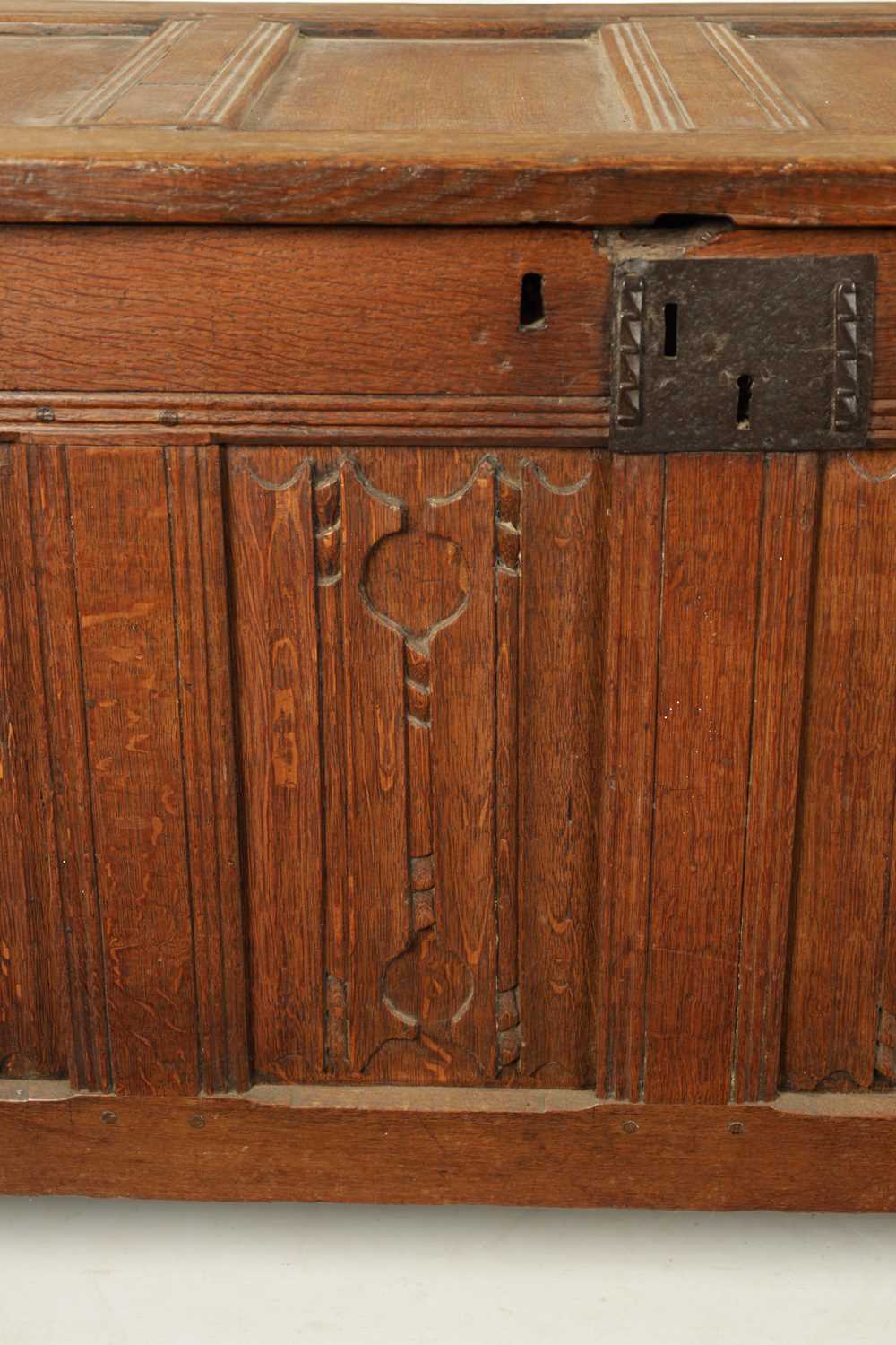 A 17TH CENTURY CARVED OAK LINEN FOLD COFFER - Image 3 of 11