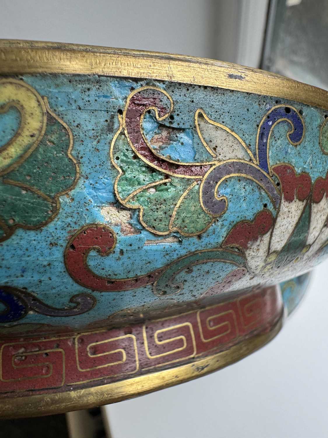 AN EARLY 19TH CENTURY CHINESE CLOISONNE LIDDED BOWL - Image 9 of 10