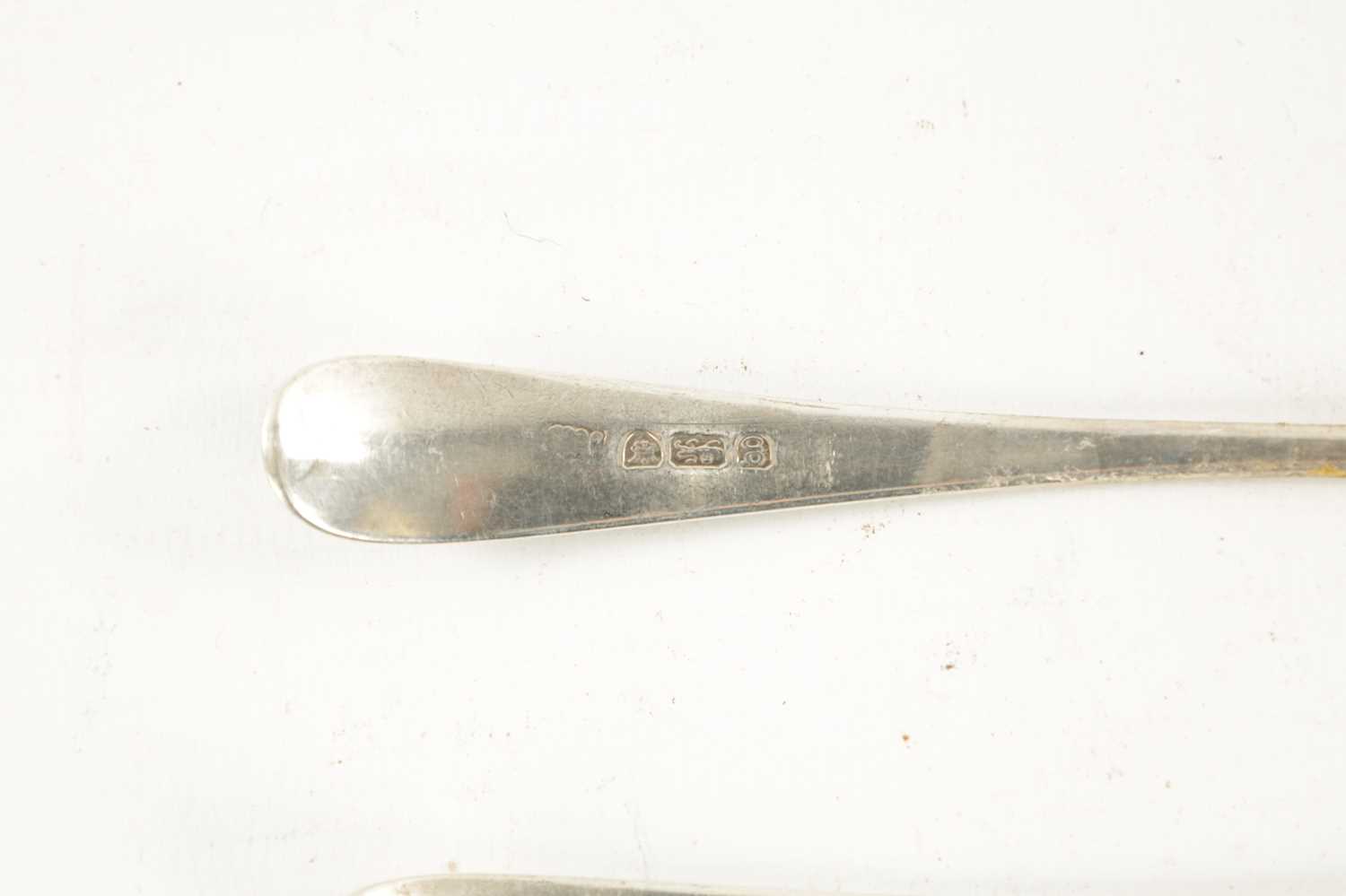 A SET OF SIX GEORGE III SILVER DESERT SPOONS - Image 5 of 6