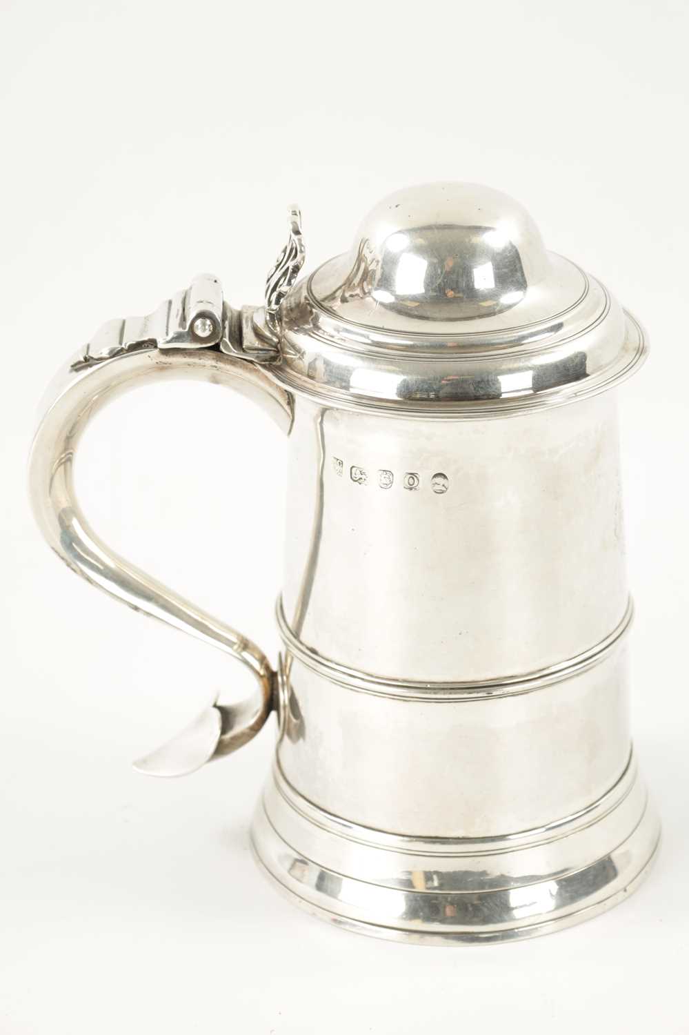 A GEORGE III SILVER TANKARD - Image 5 of 10