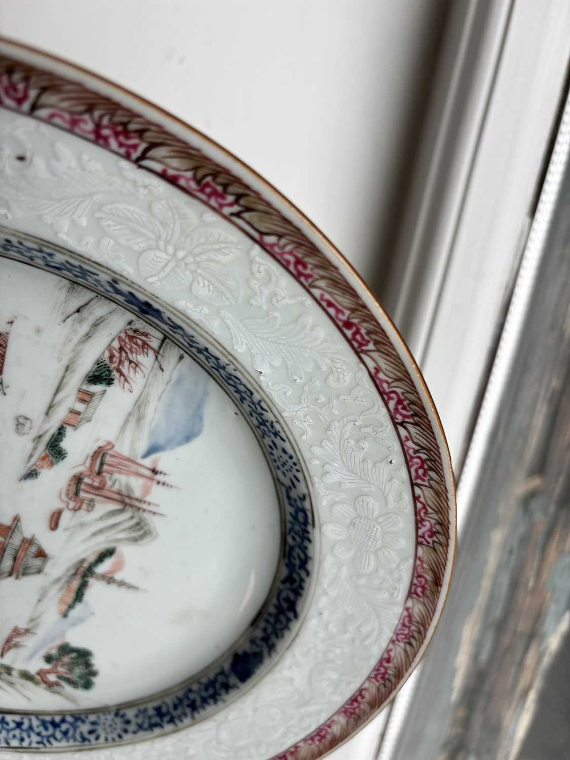 AN 18TH CENTURY CHINESE FAMILLE ROSE PORCELAIN CABINET PLATE - Image 10 of 12
