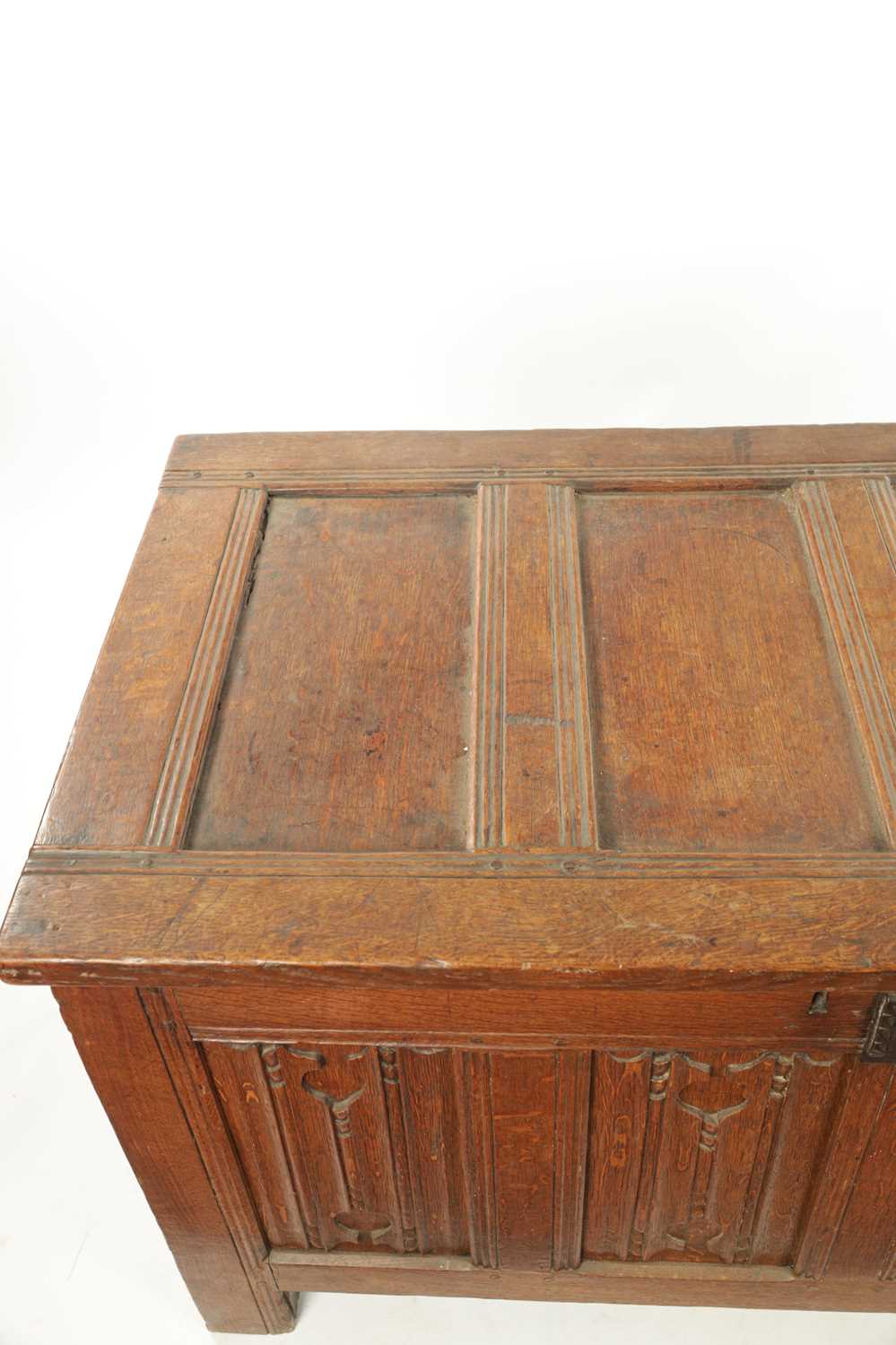 A 17TH CENTURY CARVED OAK LINEN FOLD COFFER - Image 5 of 11