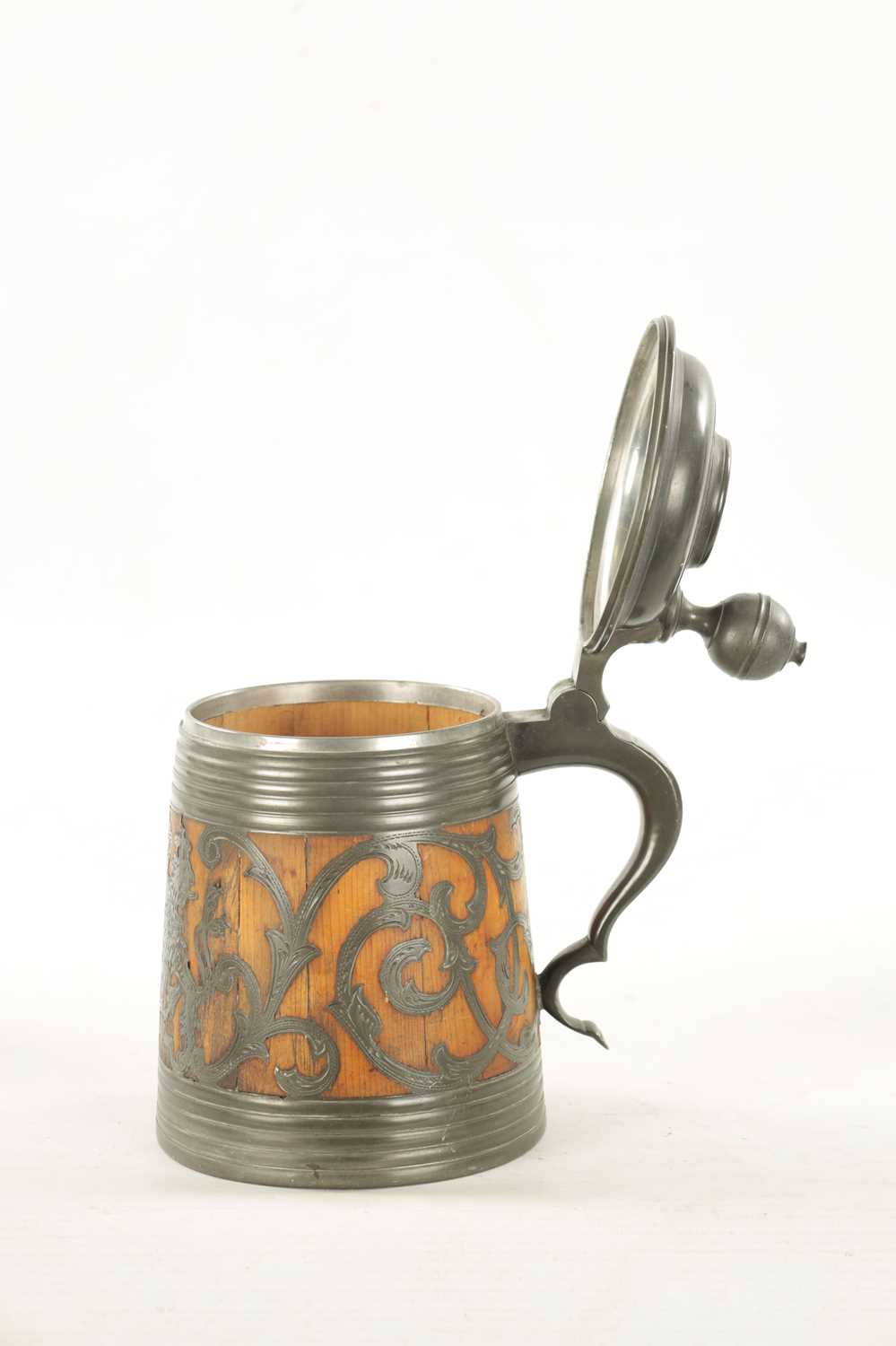 A 19TH CENTURY SWEDISH COMMEMORATIVE OAK AND PEWTER TANKARD - Image 5 of 8