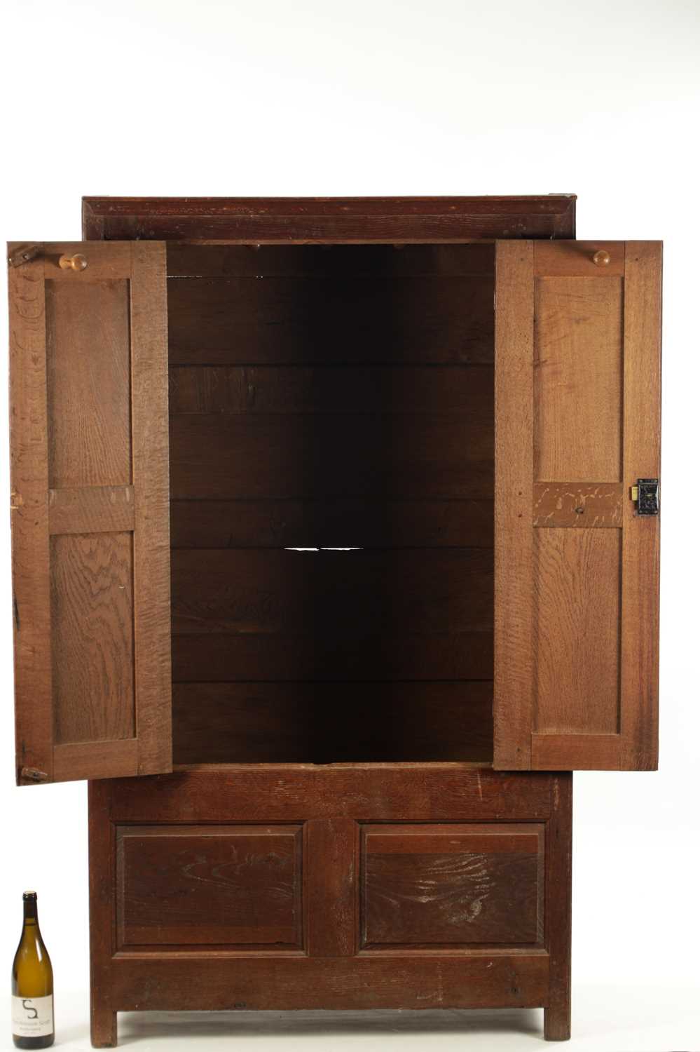 A SMALL EARLY 18TH CENTURY OAK PANELLED CUPBOARD - Image 5 of 15