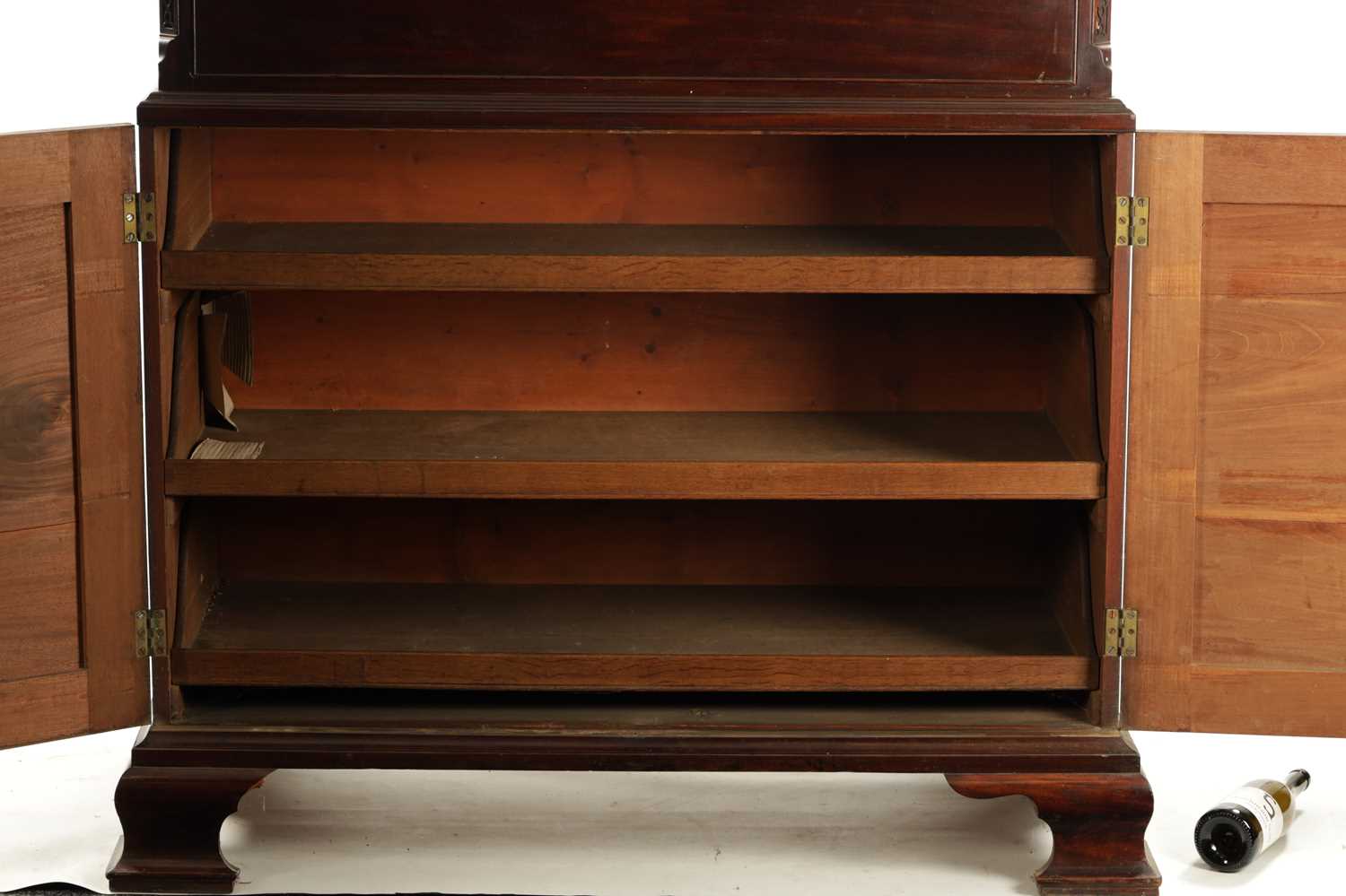 A FINE GEORGE III CHIPPENDALE DESIGN MAHOGANY SECRETAIRE CHEST ON CABINET FROM THE LILFORD ESTATE - Image 3 of 8