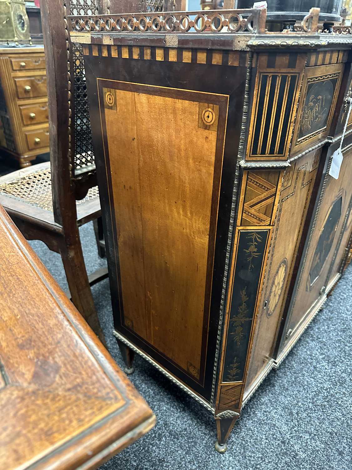 A FINE PAIR OF 18TH CENTURY CONTINENTAL SATINWOOD AND MAHOGANY LACQUERWORK AND INLAID SIDE CABINETS - Image 9 of 15